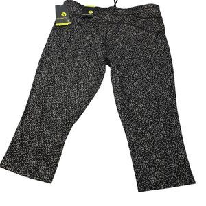 Xersion Women’s Activewear Performance Fit Capri Size XL Average MSRP: $44